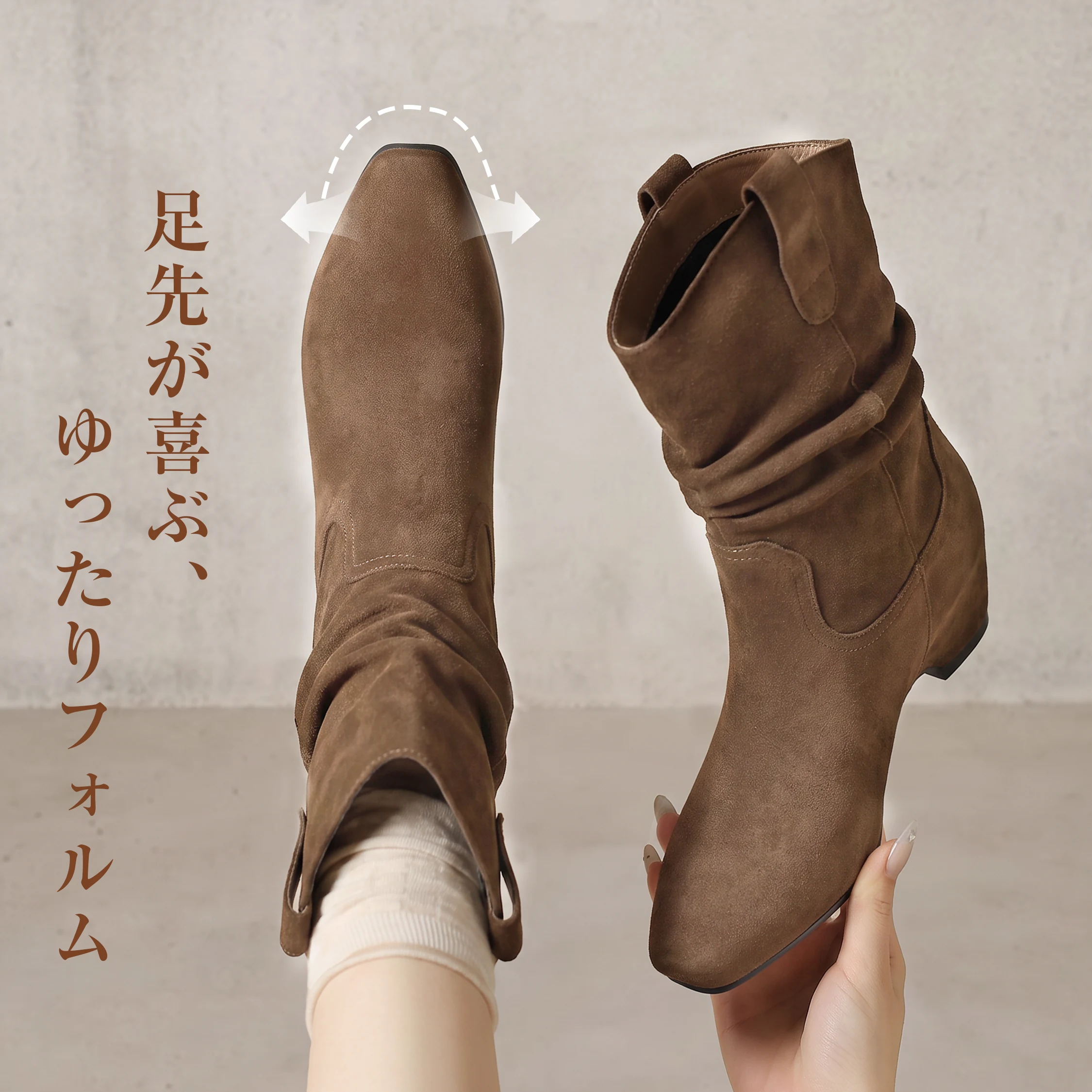 スカートに合わせやすいショートブーツで、女性らしい秋冬のお出かけに向く。