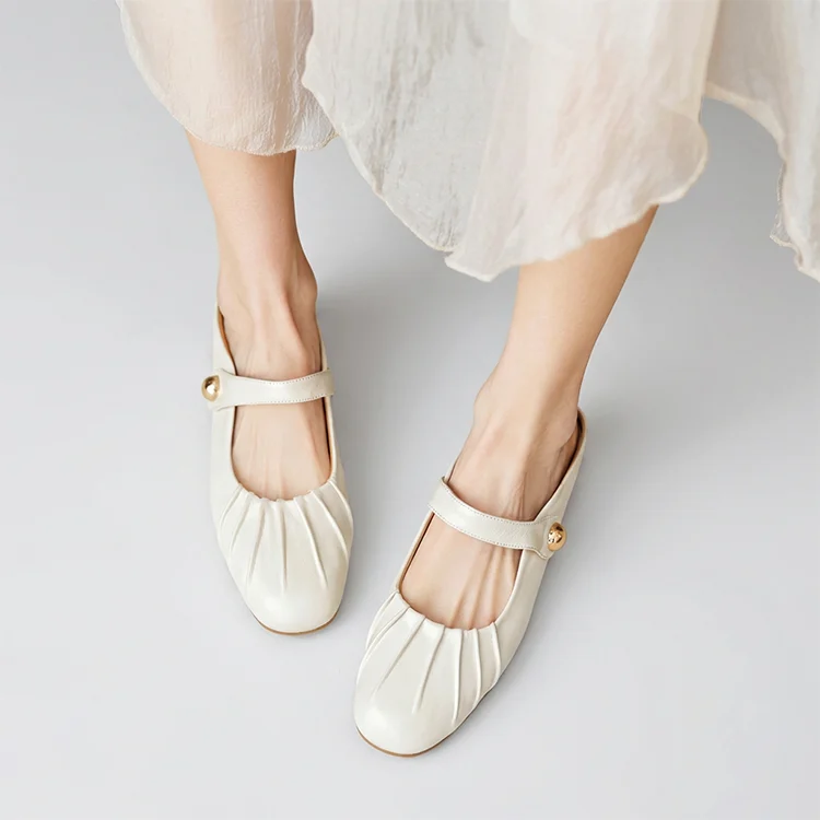 甲のストラップでパカパカしない、歩きやすさを追求した白のミュールサンダル。スニーカー感覚でラクに履けて疲れない、4cmヒールのきれいめサンダル