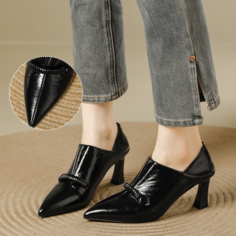 Vカットデザイン フレアヒールパンプス