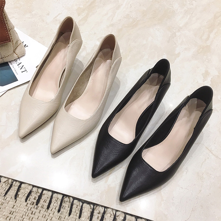 ブラックとベージュ、2色のポインテッドトゥパンプス。3.5cmから7.5cmまで、用途に合わせて自分にぴったりの高さが見つかる選べるヒール