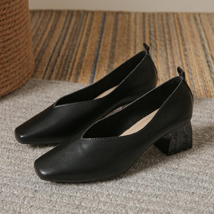 スクエアトゥ ブロックヒール Vカットパンプス