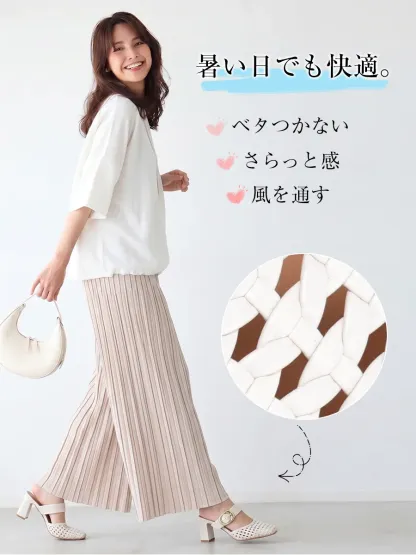 暑い日でも快適な編み込みミュール。風を通すメッシュ素材でベタつかず、さらっとした履き心地。プリーツパンツと合わせたきれいめオフィスコーデで、歩きやすさとスタイルアップを両立。