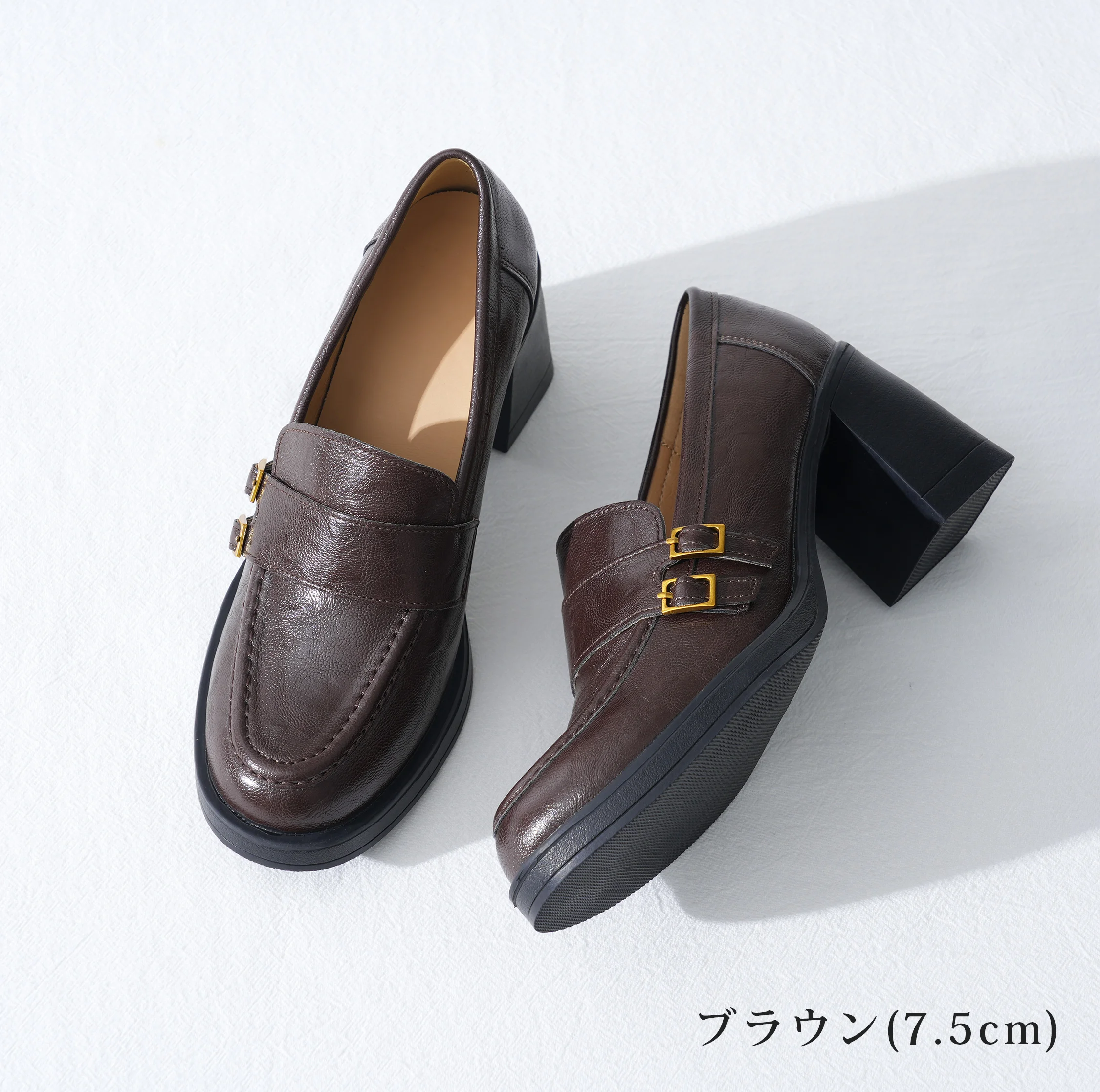 レディースローファーのヒールの安定感を見せ、スカートコーデでも使いやすい防寒印象に仕上げています。