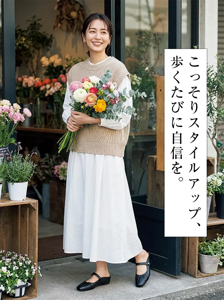 歩くたびに自信が持てるスタイルアップミュール。大人可愛い白ワンピースに黒のメリージェーンを合わせた、春夏のお出かけコーディネート