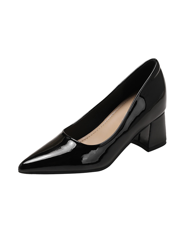  通勤から冠婚葬祭まで使える黒のポインテッドトゥパンプス。8cmヒールでスタイルアップを叶える、高見えする1足