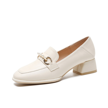 太めヒールの万能なスクエアトゥのレザーシューズ