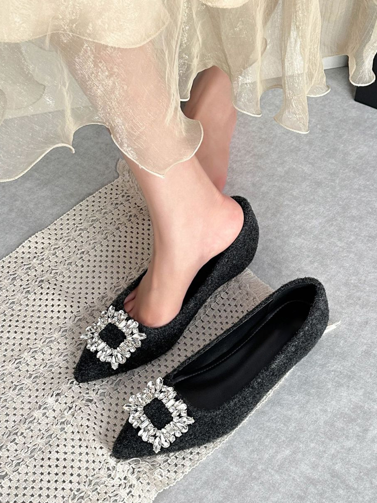 ブラック ビジューパンプス 俯瞰 着用画像 ポインテッドトゥ スクエアバックル