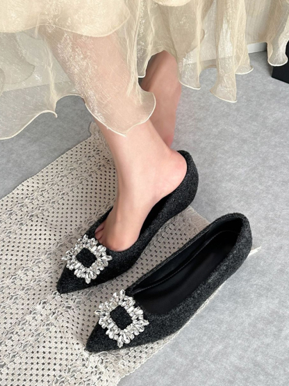 ブラック ビジューパンプス 俯瞰 着用画像 ポインテッドトゥ スクエアバックル