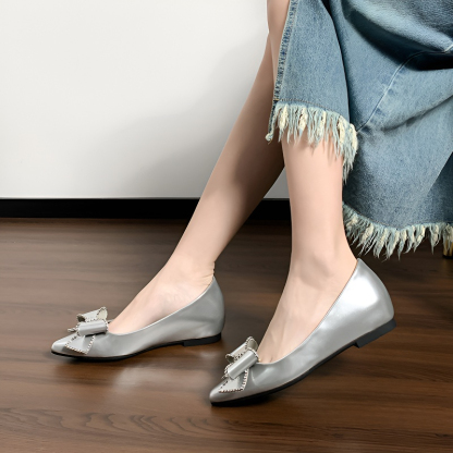 リボンモチーフ インヒールエナメルパンプス