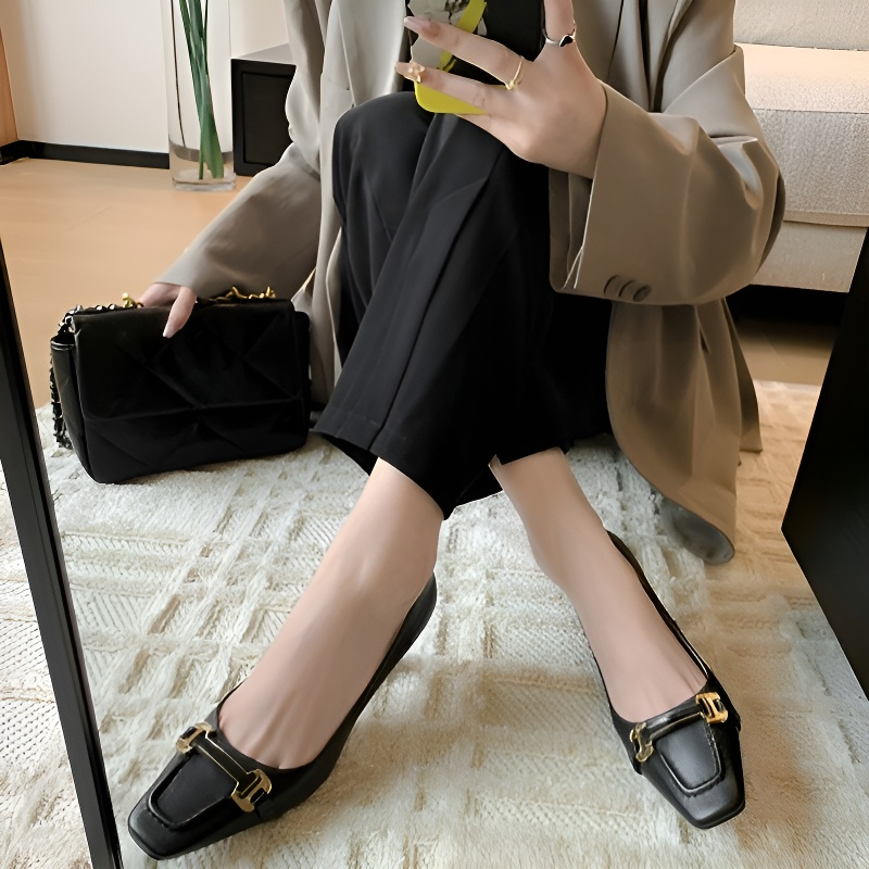 メタルパーツスクエアトゥ本革ミドルヒールパンプス