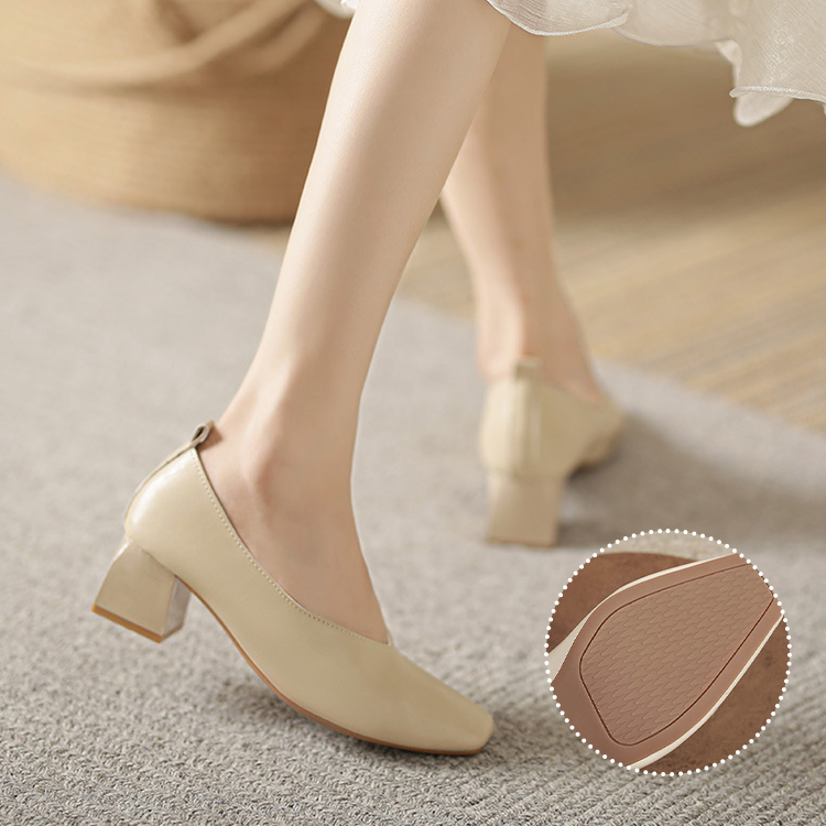 スクエアトゥ ブロックヒール Vカットパンプス