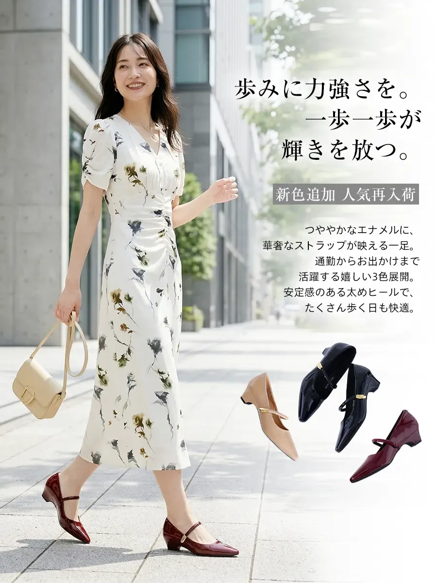華奢なストラップが大人可愛いエナメルパンプス。花柄ワンピースと合わせた春のGWお出かけ・デートスタイル