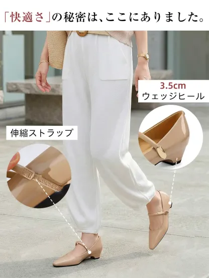 快適さの秘密は脱ぎ履きしやすい「伸縮ストラップ」と安定した「3.5cmウェッジヒール」。オフィスカジュアルにも最適