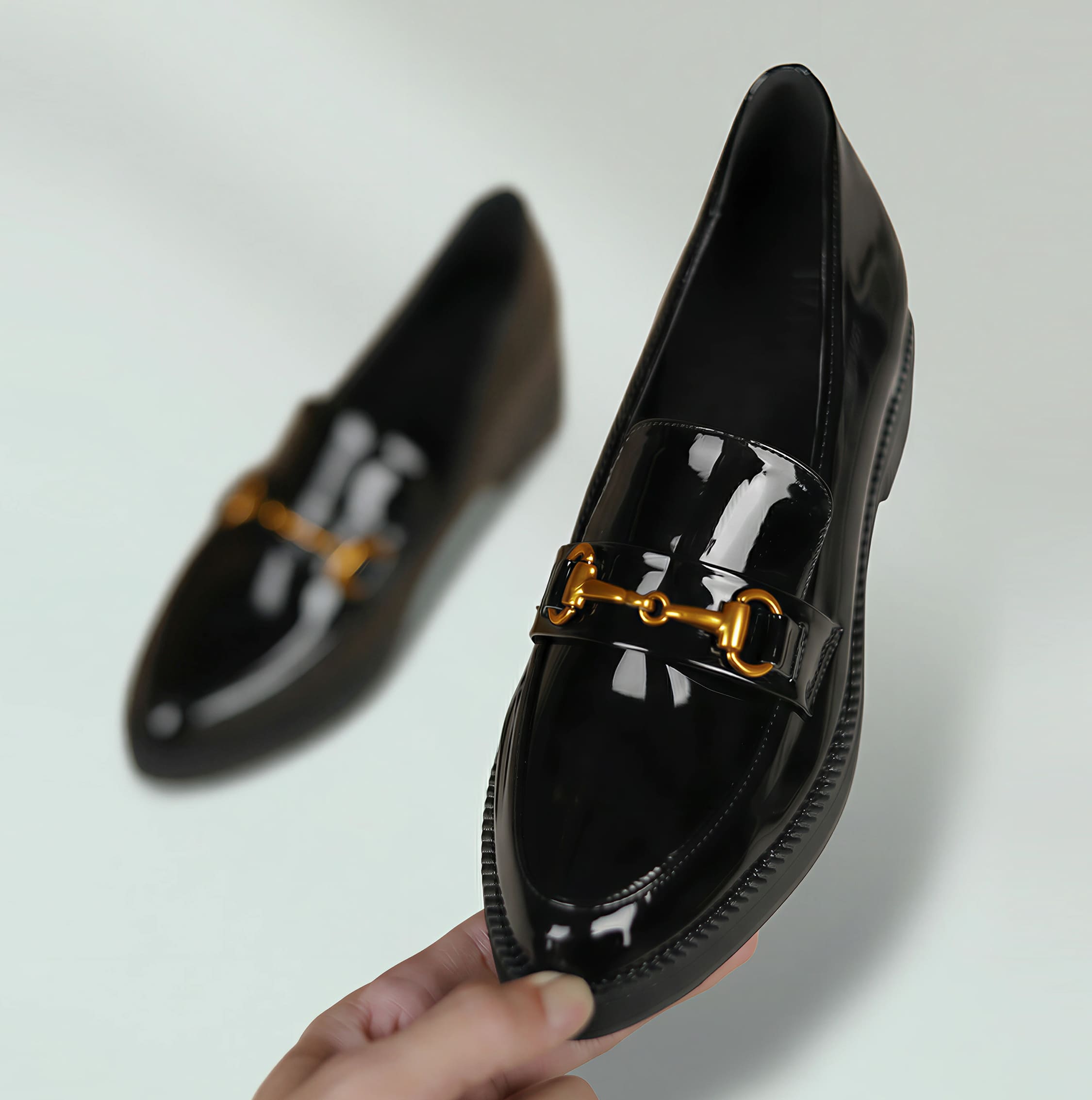 ビットローファー デザイン詳細 華やかなゴールド金具 つやつやのエナメル黒 高級感 KENPOGEN