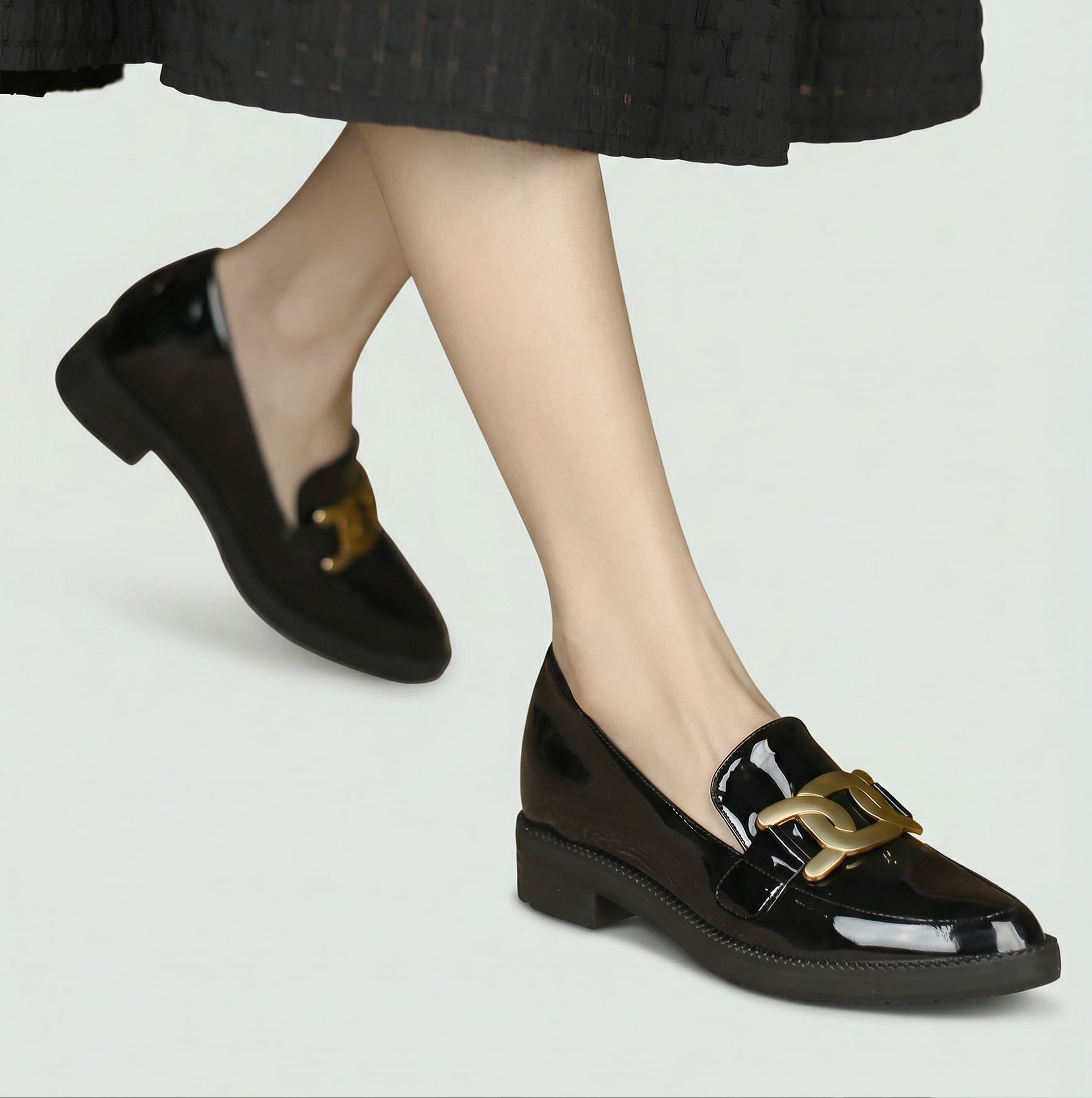 チェーンローファー 着用イメージ 歩きやすい 痛くない ゴールドパーツ 大人の抜け感コーデ