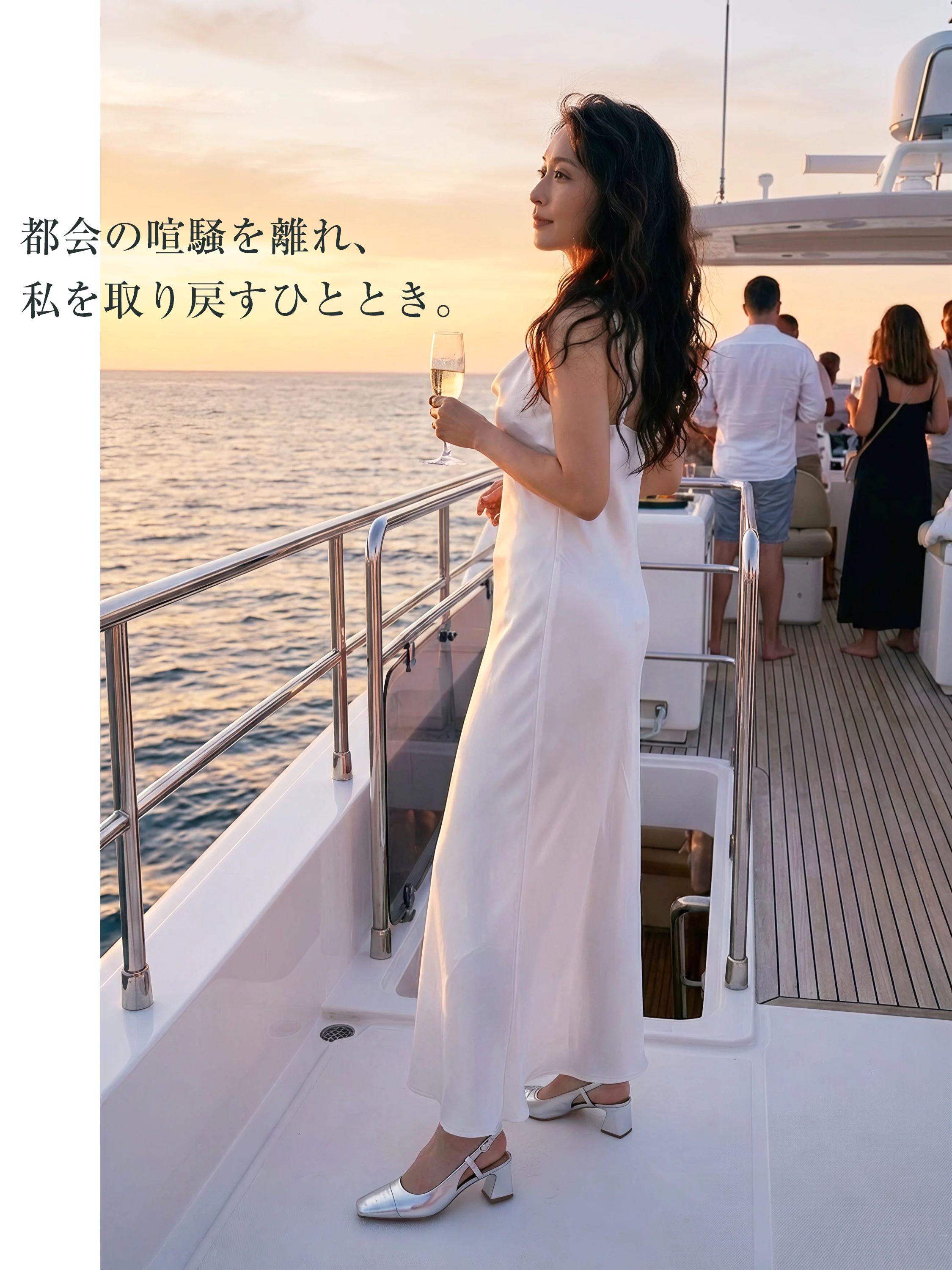 夏の旅行やリゾートシーンに映えるシルバーパンプス。白いキャミソールワンピースと合わせた涼しげなコーディネートで、都会の喧騒を離れたリラックスタイムにも最適。