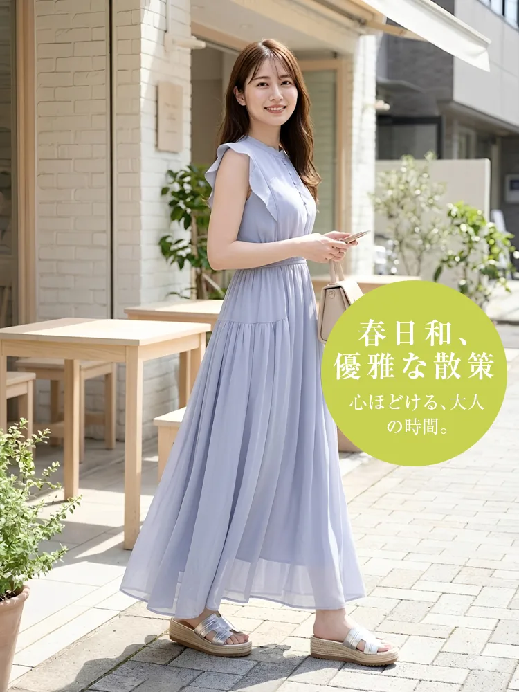 30代女性がライトブルーのワンピースにシルバーのジュート厚底サンダルを合わせたきれいめコーデ。歩きやすさとスタイルを両立した、夏のお出かけやデートに最適なウェッジソールサンダル