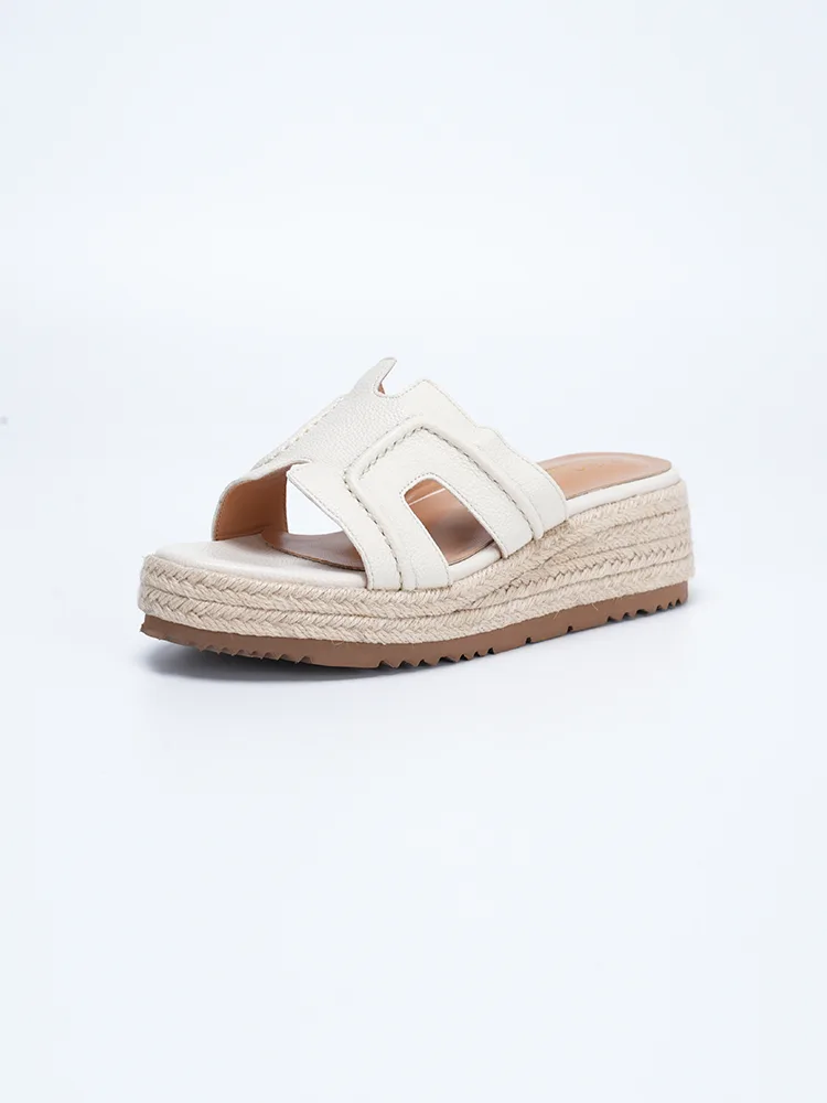 アイボリーのサンダル