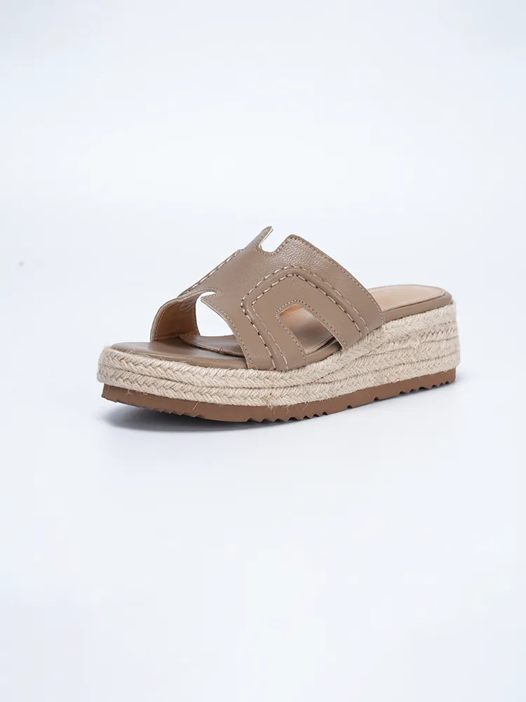 グレージュのサンダル