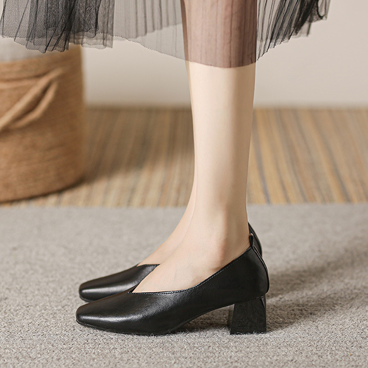 スクエアトゥ ブロックヒール Vカットパンプス