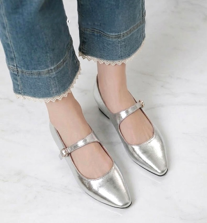 シルバーのマリージェーンとレース付きデニムを合わせたカジュアルコーデ。パンツスタイルにも合わせやすく、通勤から休日まで幅広く活躍。脱げないストラップで歩きやすい。