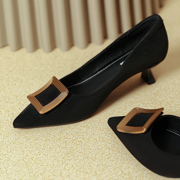 レディースの尖ったつま先ハイヒール、スティレットヒール、2025年の新しいスタイル、春と秋のレディースシューズ、ブラックスエード、