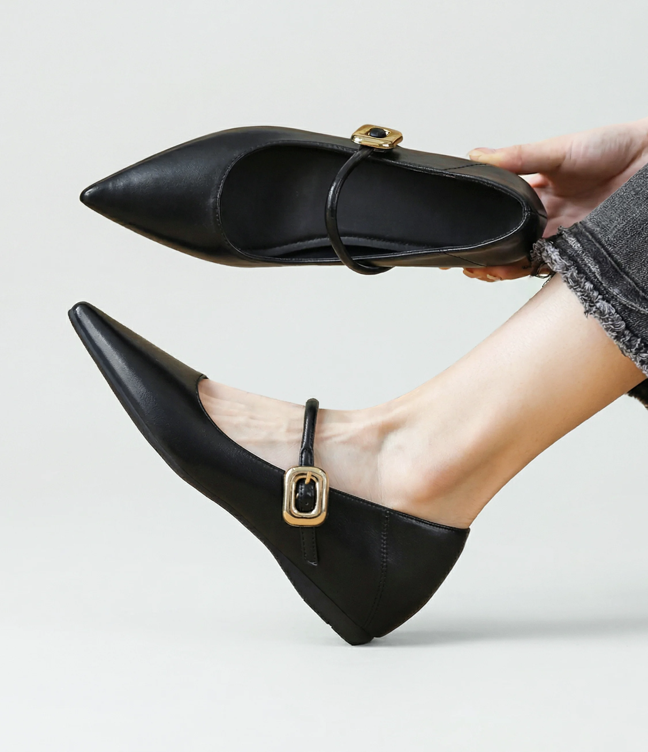 黒 パンプス デニム コーデ 大人カジュアル ジーンズ に合う靴 ポインテッドトゥ 横顔 シルエット 柔らかい 屈曲性 30代 40代 ファッション