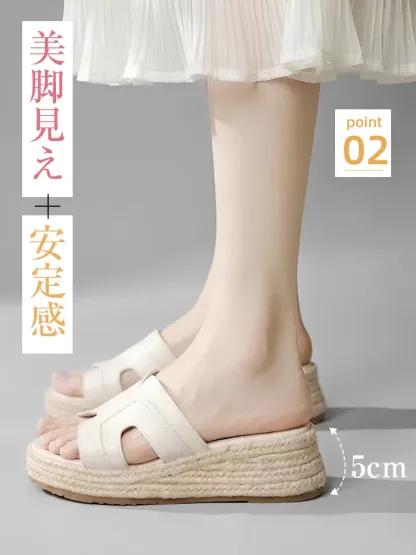 美脚見えと歩行時の安定感を両立した5cmのジュートウェッジソール。高すぎないヒールで疲れにくく、横から見ても美しいシルエットの厚底サンダル