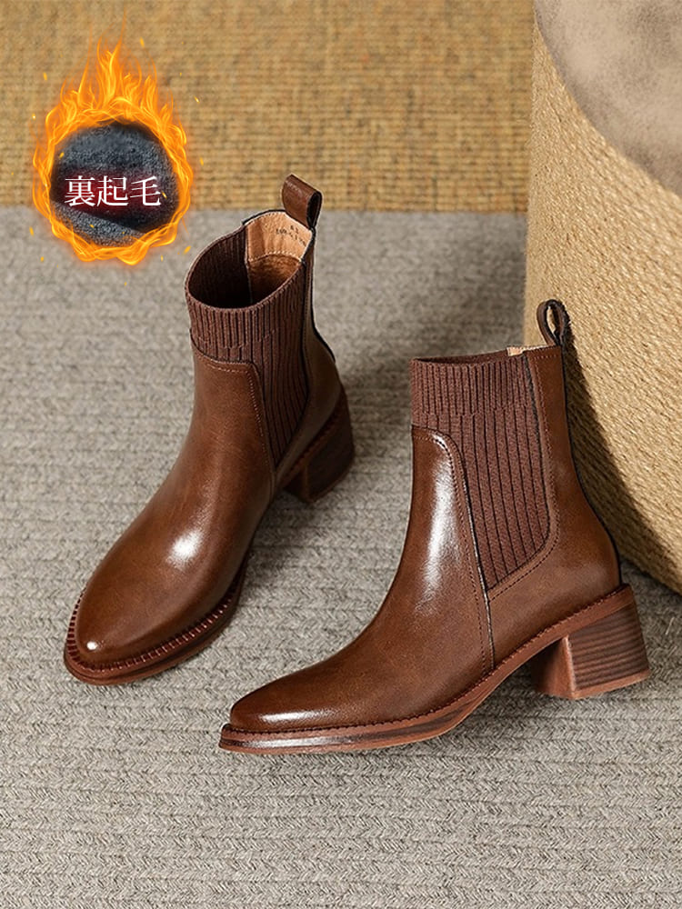 ブラウンのショートブーツ