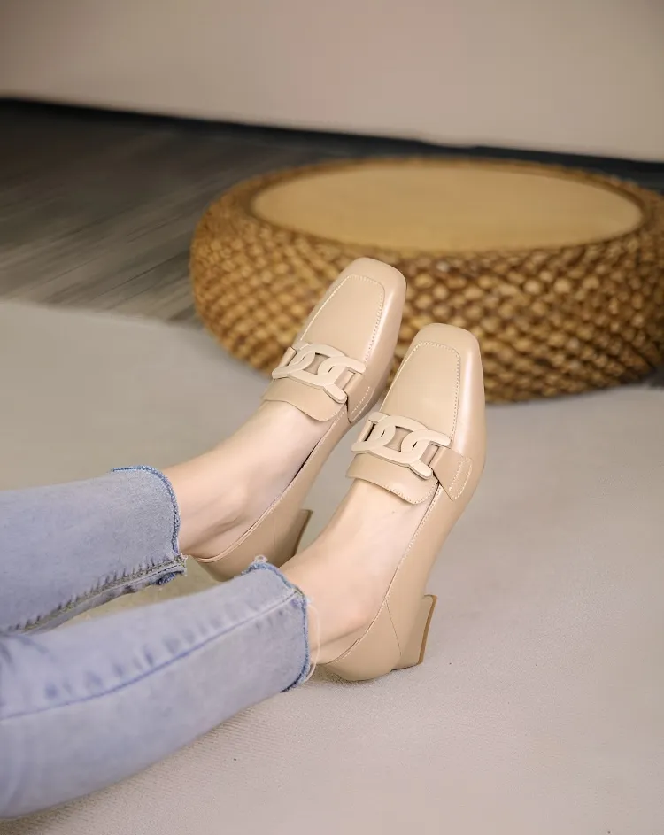 上品な茶色牛革 チャンキーヒールローファー 着用