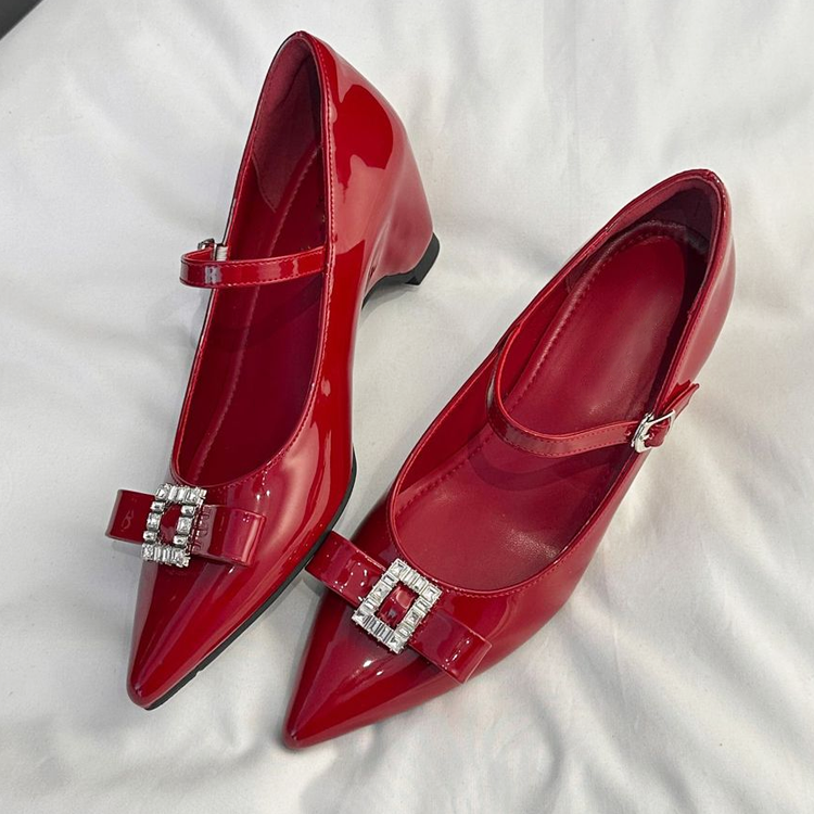 ビジューバックルで主役級