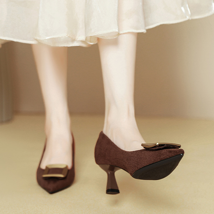 レディースの尖ったつま先ハイヒール、スティレットヒール、2025年の新しいスタイル、春と秋のレディースシューズ、ブラックスエード、