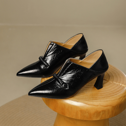 Vカットデザイン フレアヒールパンプス