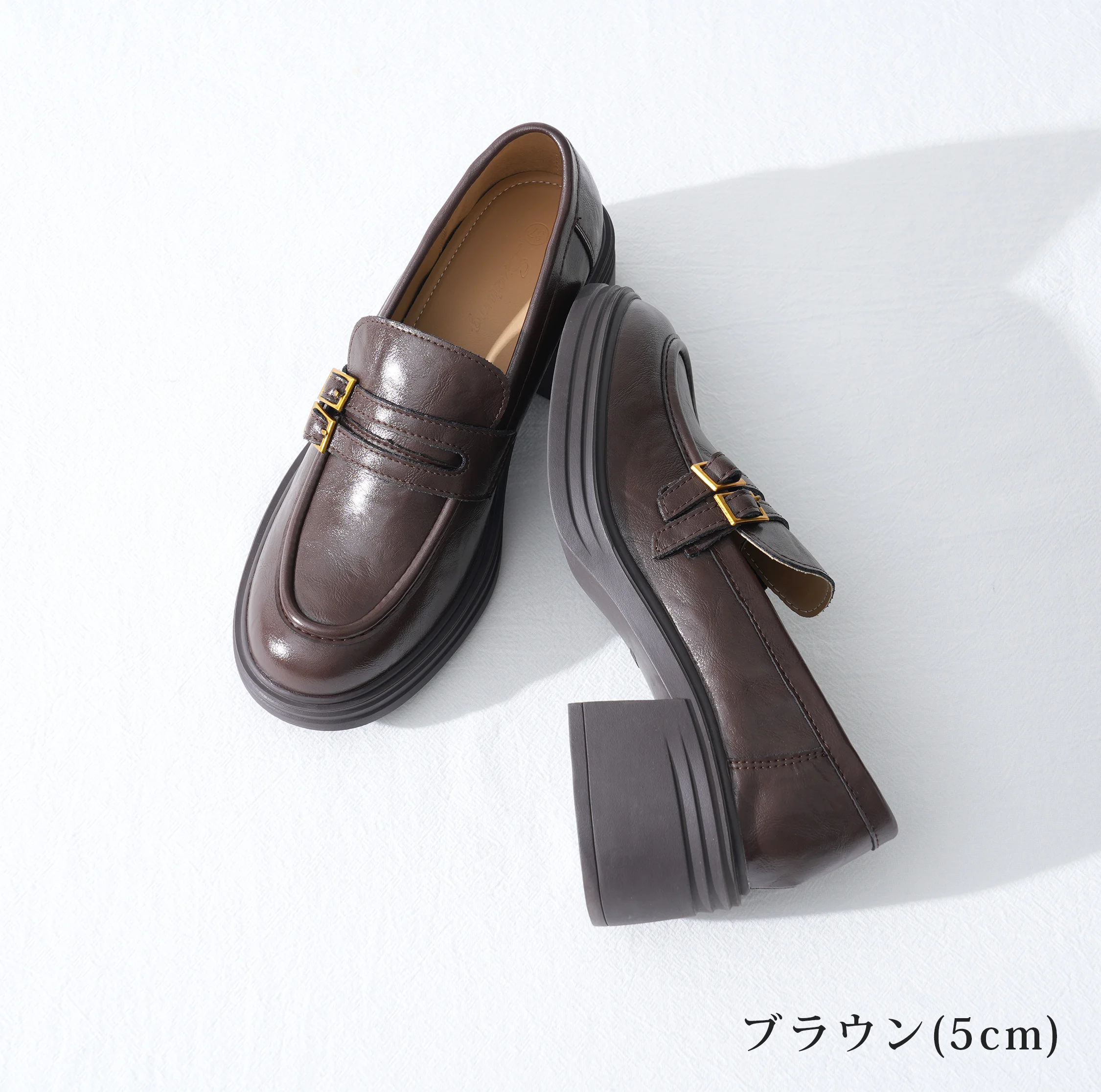 裏起毛のレディースローファーは、オフィス帰りに歩きやすい一足として左右ペアの形を確認できます。