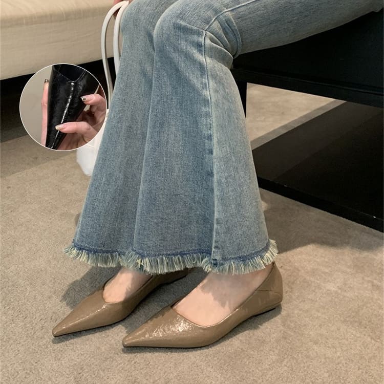 Vカット エナメルパンプス