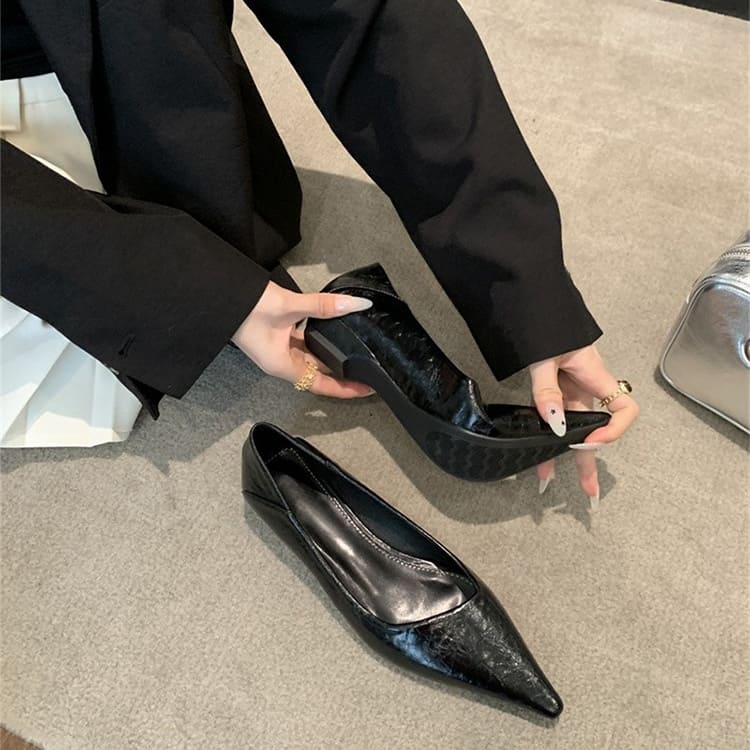 Vカット エナメルパンプス