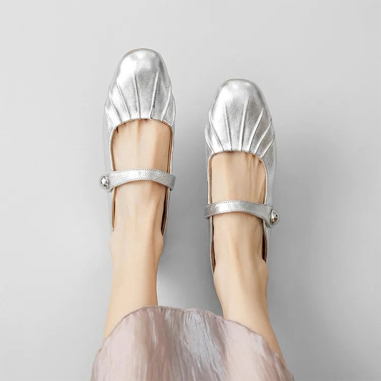 春夏コーデに爽やかな抜け感をプラスする白のメリージェーン風ミュールサンダル。ワンピースやスカートに似合う、大人可愛いデイリーシューズ