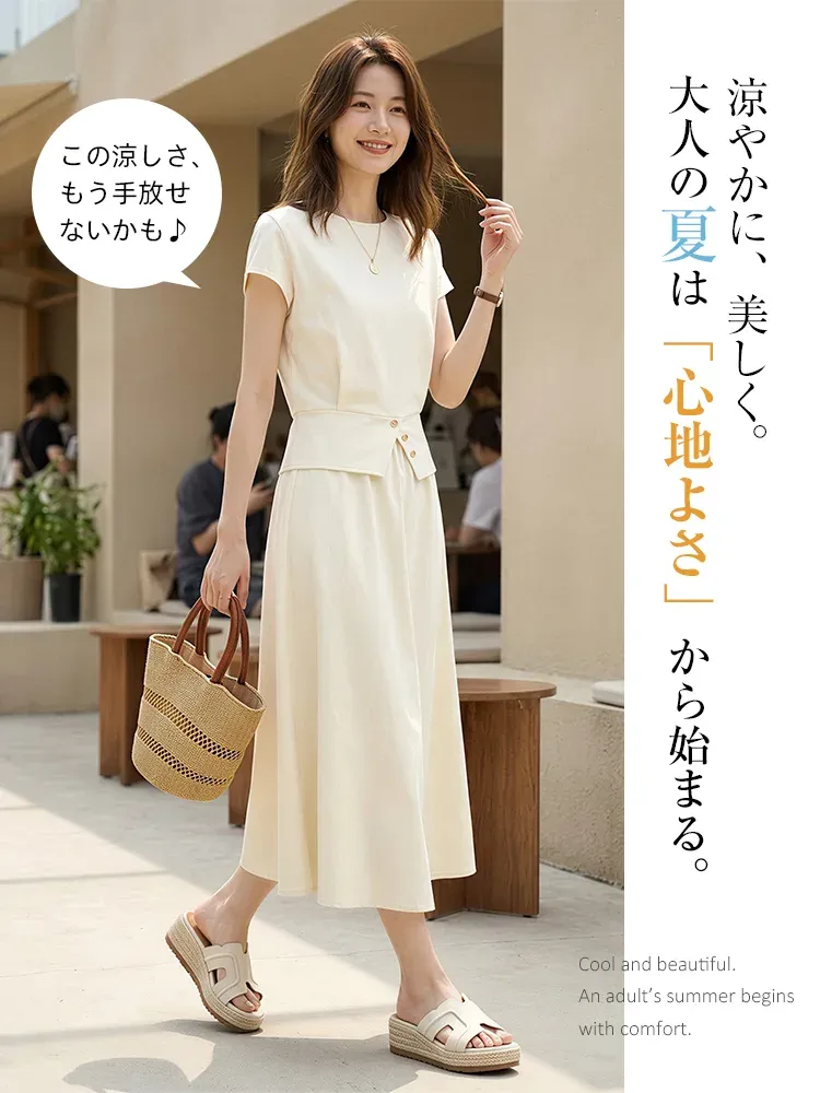 夏のきれいめワンピースにアイボリーの厚底ミュールを合わせた大人コーデ。涼やかで抜け感のあるデザインが、上品なサマースタイルを演出します。