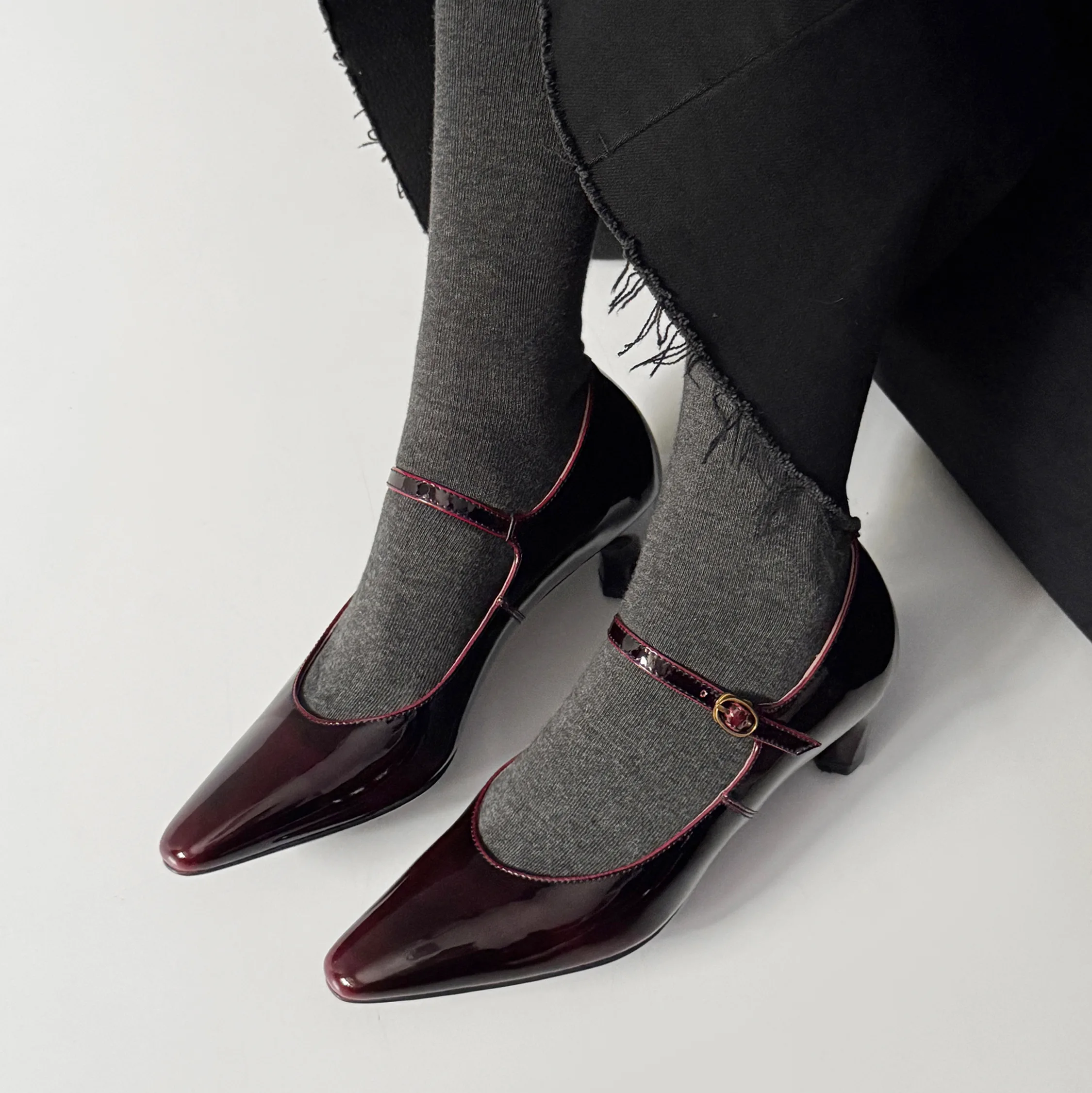 ワインレッド ボルドー パンプス 足元 アップ 着用感 甲浅 美脚 カット ストラップ エナメル 赤 素足 履き方 イメージ