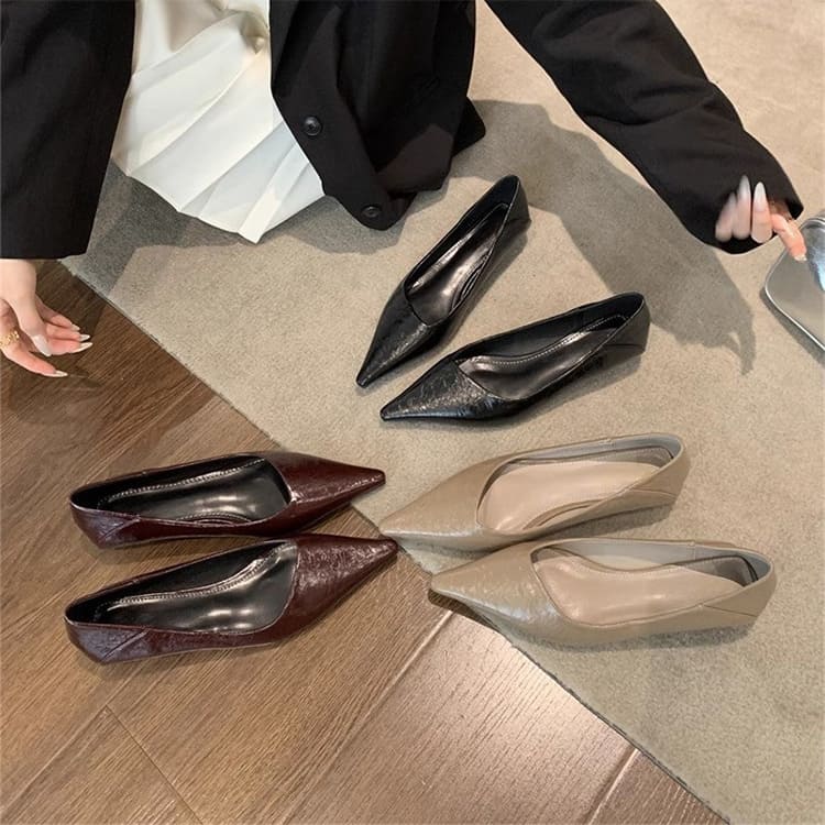 Vカット エナメルパンプス