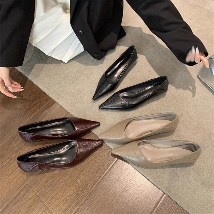 Vカット エナメルパンプス