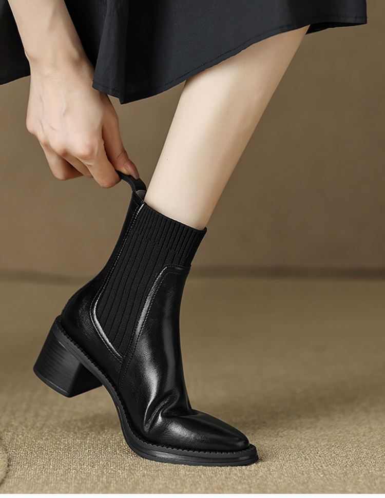 通勤にも使えるきちんとした印象の、歩き疲れない太ヒールブラックブーツ着用写真。