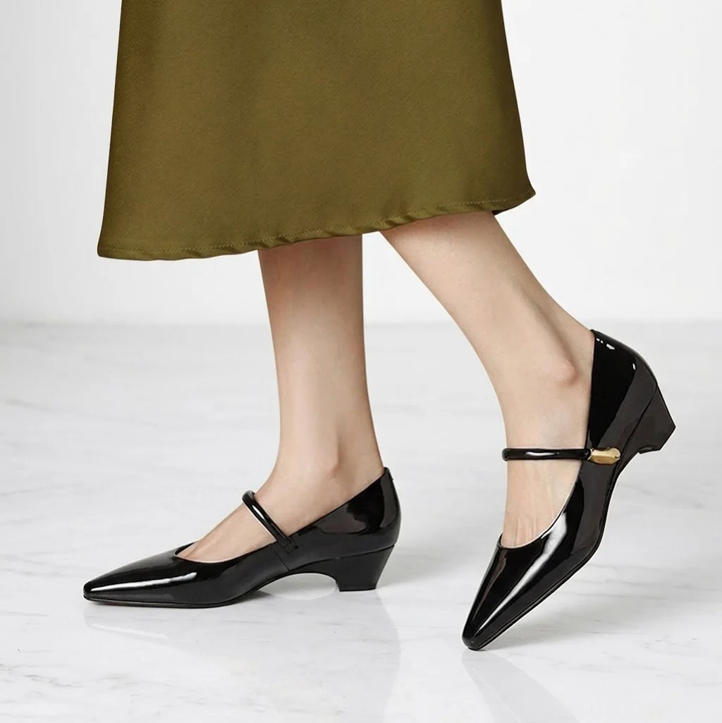 カーキのスカートに合わせたブラックのメリージェーンパンプス。甲の華奢なストラップがアクセントになり、オフィスカジュアルや通勤コーデを引き締めます