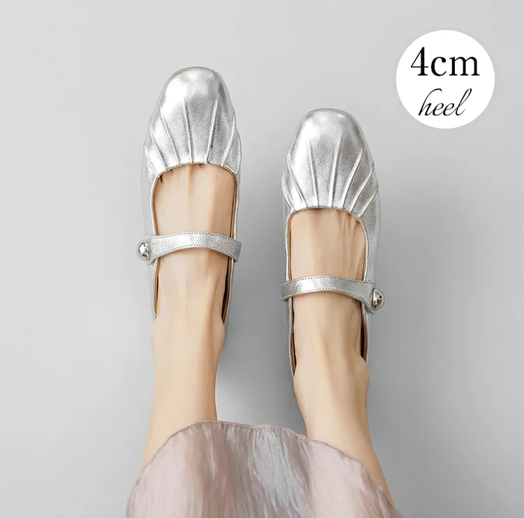 魔法の4cmヒールでこっそりスタイルアップ。フラット感覚で履けるシルバーのギャザーミュール。疲れにくいので春夏のお出かけや公園散歩に最適