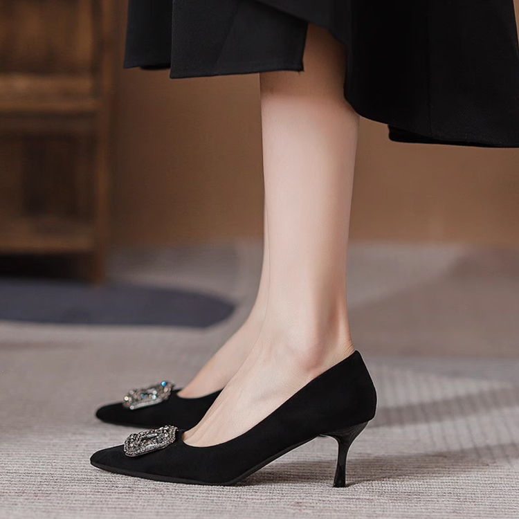 幅広4Eビジューバックルパンプス 5.0cm/7.0cmヒール 細見え美脚　ブラック