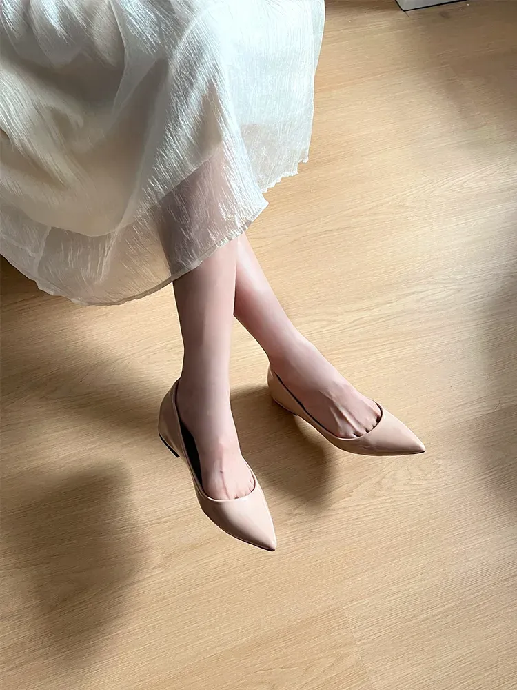 ポインテッドトゥパンプス ベージュ 正面 肌に馴染んで脚を長く見せるヌーディーカラー