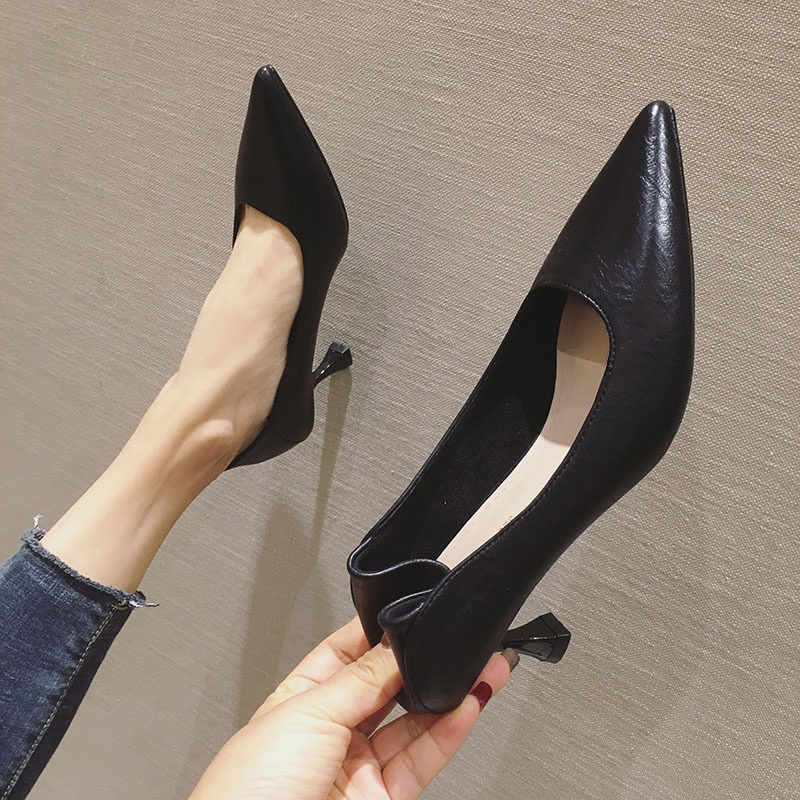 長時間履いても疲れにくい柔らかい黒パンプス。通勤からアフターファイブまで活躍する、働く女性のための「痛くない」高機能ヒール