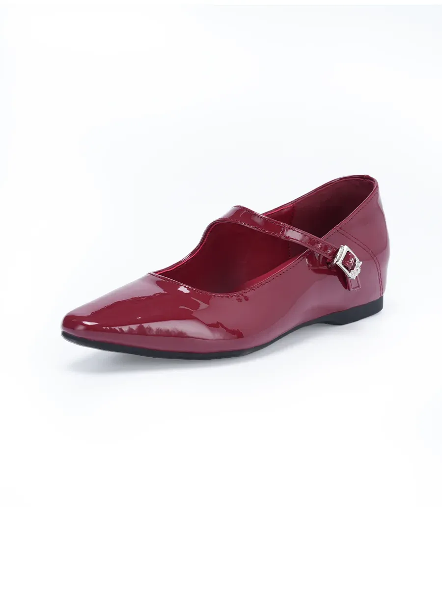 レッド（赤色）のエナメルマリージェーンパンプス。コーディネートの差し色になる華やかなカラー。ストラップ付きで脱げにくく、4.5cmインヒールでスタイルアップ。
