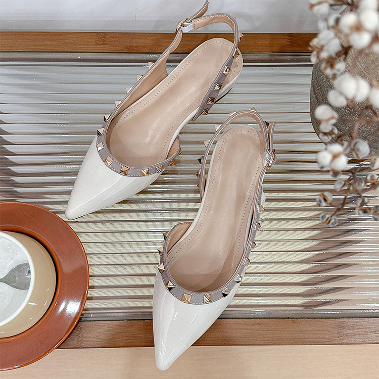 スタッズトリム 5cm美脚ポインテッドトゥパンプス