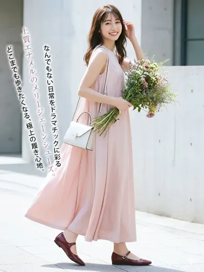 上質エナメルの赤いマリージェーンシューズ。ピンクのワンピースと合わせた華やかなコーデで、日常をドラマチックに彩る。どこまでも歩きたくなる極上の履き心地。